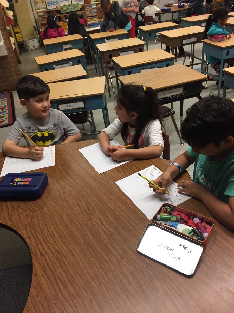 LynnCrest1AM's tweet photo. Teaching our kindergarten friends all about first grade!!! #firstgraderocks @CoachOsborne https://t.co/1d3TNrVX1E