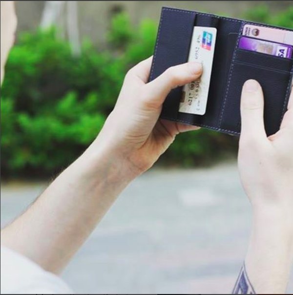 ThorneWallet's tweet photo. Thorne #Wallet is a phone #charger,#wifiUSB &amp; #itemfinder. Go to https://t.co/7dhYldCvst for more before #Indiegogo launch. Help RT plz!😀 https://t.co/g7xwlO6txh