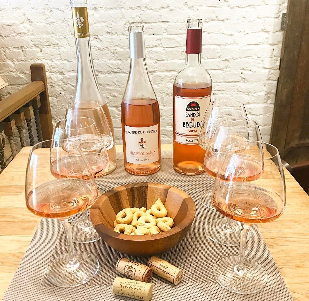 ConnaughtVil's tweet photo. Great to see @mickradley enjoying the Connaught Cellars Rosรฉ Wine Flight for the #WorldFoodTrail. https://t.co/ZWjFNSKApk #LondonLovesFood https://t.co/S6bnLuCRue