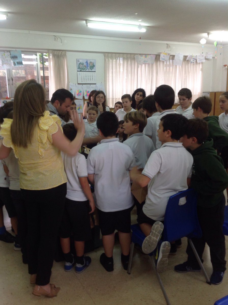 Comenzamos segunda tanda de talleres: #Cocktails #aviones Mercado de conocimiento. ¡Papis y niños aprendiendo juntos! <a href="/ausevamaristas/">Maristas Auseva</a>