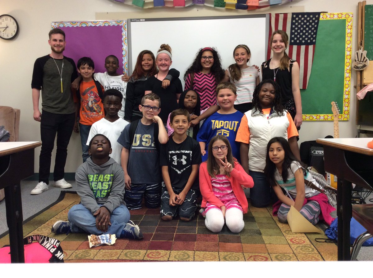MrKeithDRE's tweet photo. Last day of school! I'm going to miss these kids more than you'd know. Thank you @DerbyDragons for an amazing year! https://t.co/aJ7Yql1Moe