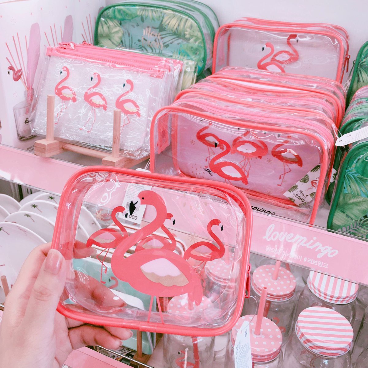 Eno 韓国ダイソー 韓国のダイソーでフラミンゴシリーズが今日から発売 ピンクのビニールポーチ とピンクのタッセルの組み合わせが最高に可愛い 韓国に行ったら絶対ゲットしたい Facebook うりれむ 우리설렘