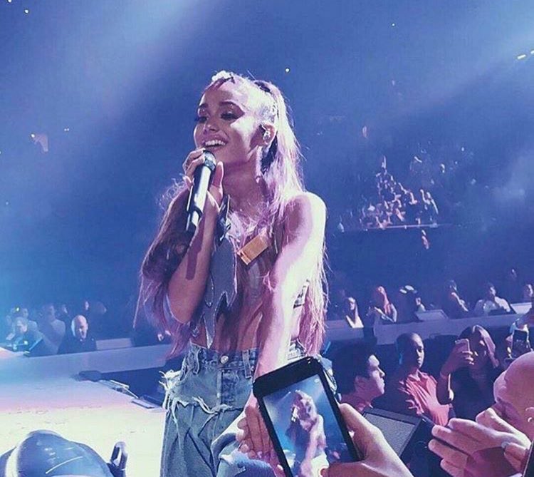 thatbocaice's tweet photo. @ArianaGrande Arianators love you so so much that you cant even imagine how big our love, respect &amp; support is for you babe ♡ https://t.co/iYLFuGYB0Q