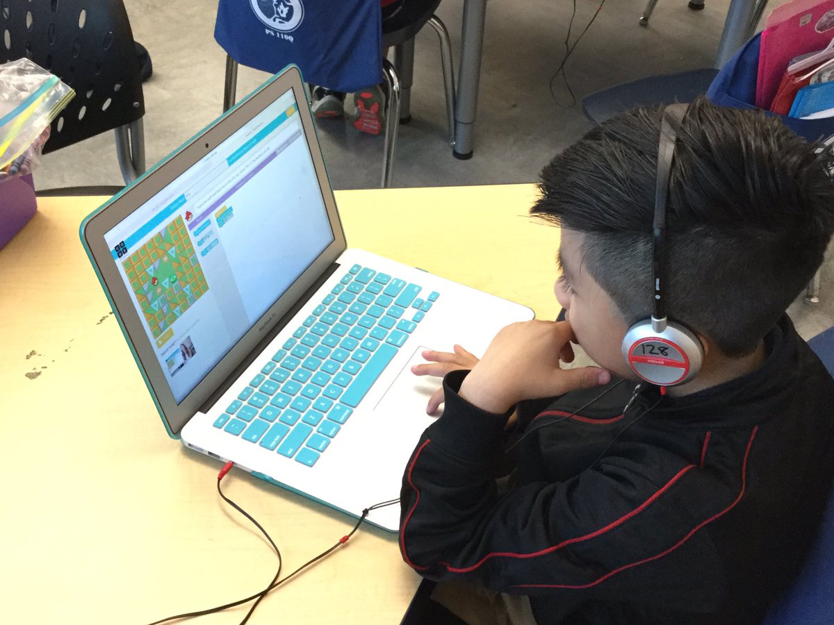 PS110Q's tweet photo. Robotics and coding centers in first grade at PS110Q. #CS4ALL #CS4AllNYC #DashandDot @WonderWorkshop @NYCSchools 🤓💻 https://t.co/LK0nOqMs1C