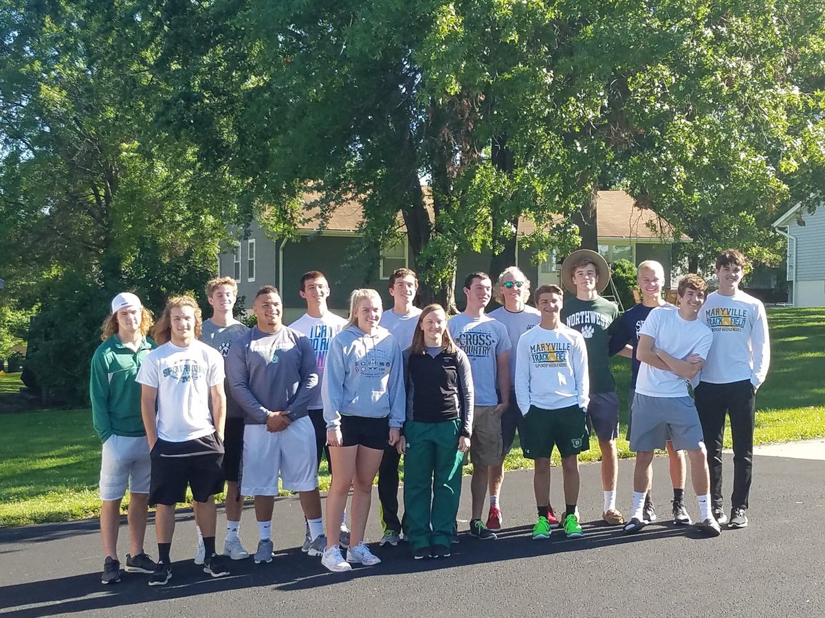 MHS_RunningClub's tweet photo. The Spoofhounds are headed down to Jeff City!!! #StateTrackAndField #MO #MSHSAA #SectionalChamps https://t.co/DZ4oGX5Dbp