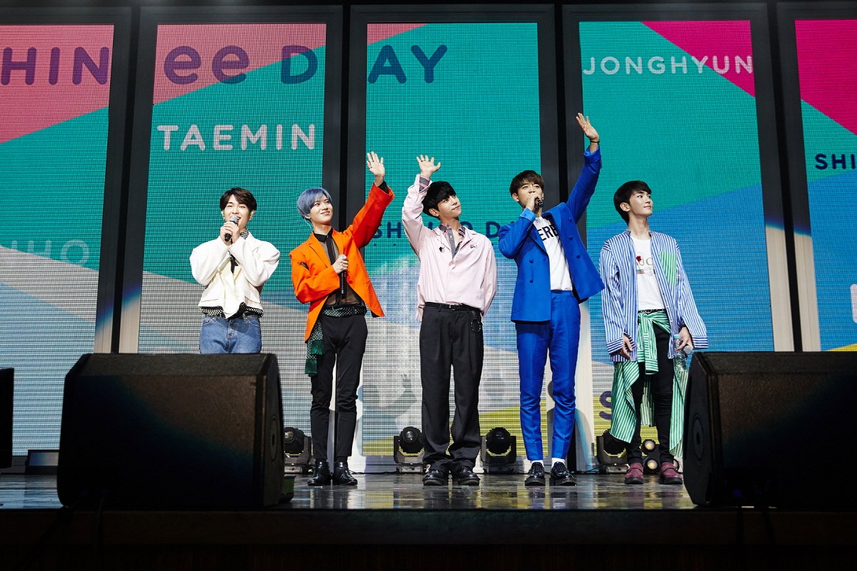 sheiwol's tweet photo. Aaah 15 mins before #SHINe9Day ends!
It was a lot of fun and tears reminiscing with everyone!
#SHINee9thAnniversary
#샤이니_9년동안_빛나줘서_고마워 https://t.co/8O8VAv6KdY