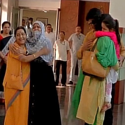 SirJadeja's tweet photo. RT If You Agree That Sushma​ Swaraj Is One Of The Best Minister India Has Ever Got.

Never Saw Anyone So Dedicated &amp; Hard Working. 🇮🇳🙏 #Uzma https://t.co/G1Gda7CipV
