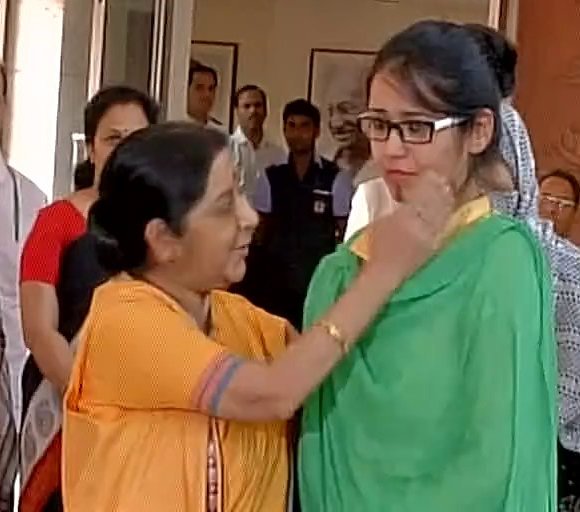 RT If You Agree That Sushma​ Swaraj Is One Of The Best Minister India Has Ever Got.

Never Saw Anyone So Dedicated &amp; Hard Working. 🇮🇳🙏 #Uzma