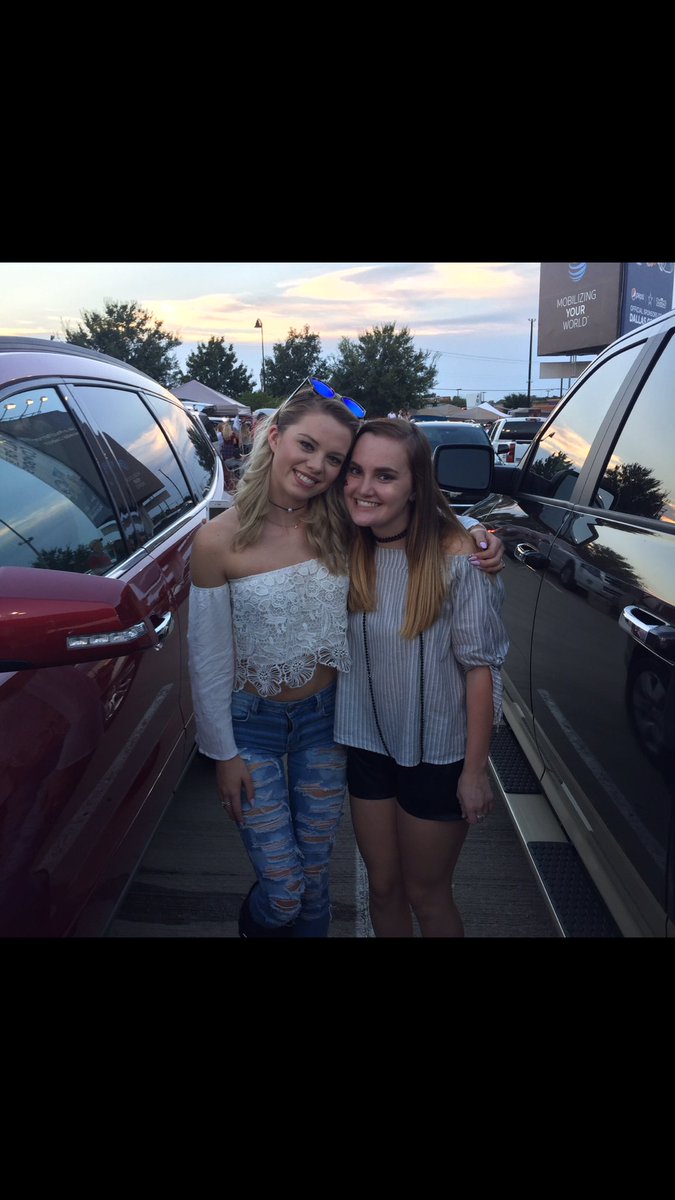 nikkislat12's tweet photo. HAPPY BIRTHDAY TO MY BESTFRIEND I LOVE YOU SO MUCH CANT WAIT TO CELEBRATE WITH YOU❤️❤️ @EmSmeltz https://t.co/2pHPGlVnLR