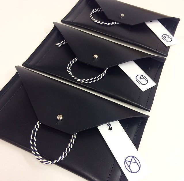 meryn_uk's tweet photo. Black &amp; silver 'purse'onalised purses heading out today ✈️ #Meryn #handcrafted #leather #accessories #wantage #oxfordshire #makersmovement https://t.co/nhlLJxPqFN