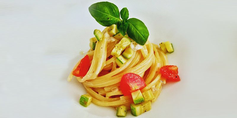 Real #italian #flavors! Spaghetti with #cherrytomatoes #aubergines and #basil #Spaghetti con #pomodorini #zucchine #basilico #cucina