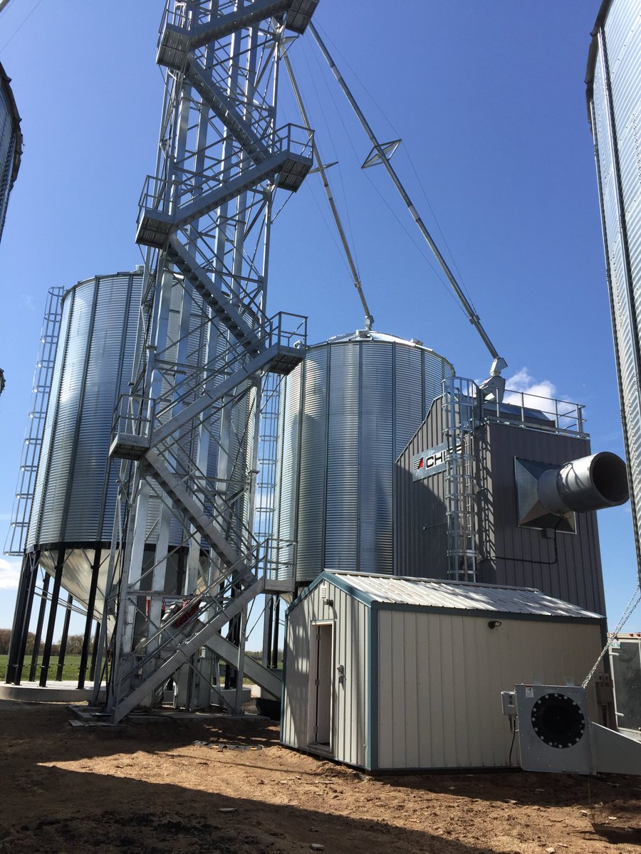 Check out this impressive set up near Stonewall, Manitoba! 🚜🌾
Chief Dryer, 2 hopper bins, 3 flat bottom bins &amp; 2 bucket elevators. #Farming