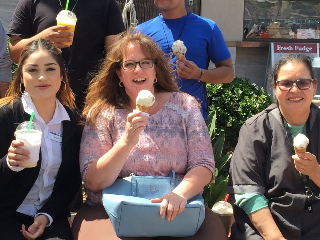 ServiceFanatics's tweet photo. Team Catalina #servicefanatics out for ice cream https://t.co/sWIWH3sGoE