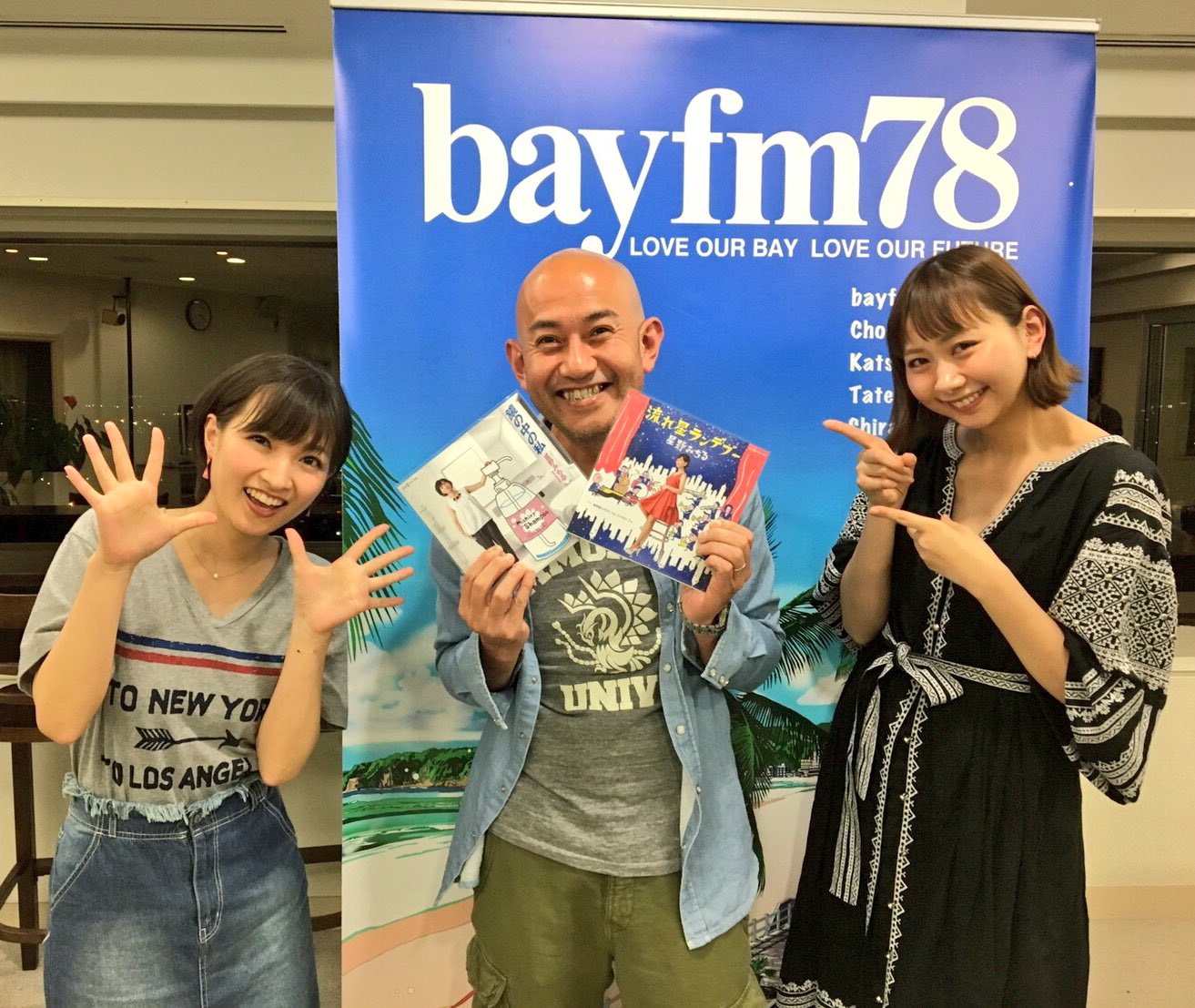 星野みちる Pa Twitter 今日はbayfmにゲストとして出演させていただきました ｏ ネオストリームナイト Dj小口桃百花さんとっても可愛かったぁ O O オンエアは6月11日深夜だよ みんな聴いてね 久々に楢戸さんにも会えたのでみんなでパシャ O