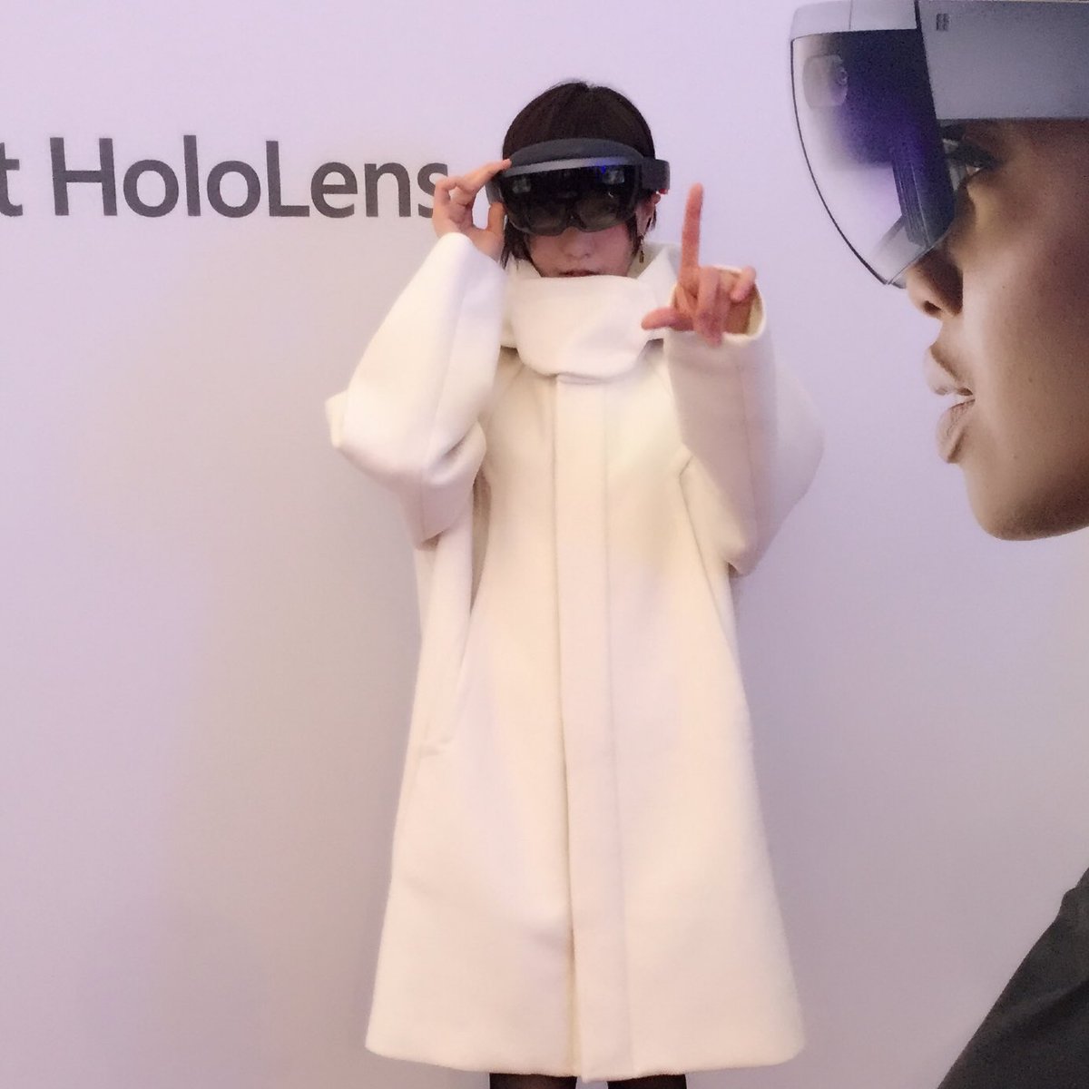 sekiguchiaimi's tweet image. ずっと気になってたHoloLensにぴったりの未来感溢れるお洋服chloma…💙黒いパーカーを予約しました⭐︎画像で改めて見ると白いコートもめちゃくちゃ可愛い…‼️‼️
#decode17 #chloma #hololens