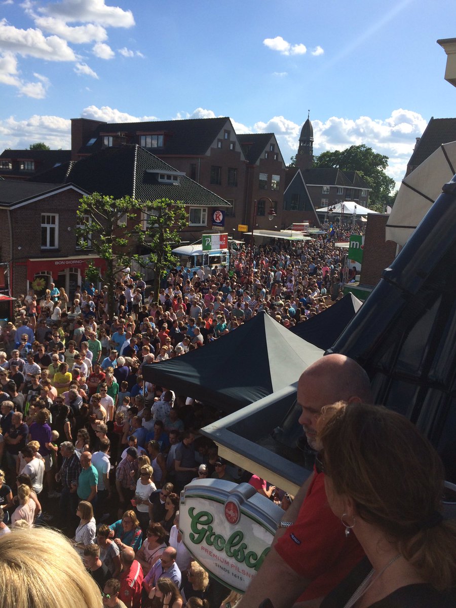 Topmiddag op <a href="/_Randrock/">Randrock</a> bij de backstageclub met relaties van @RaboNWT en nu de zingende fietsenmaker op het podium#twenterandsvermaak