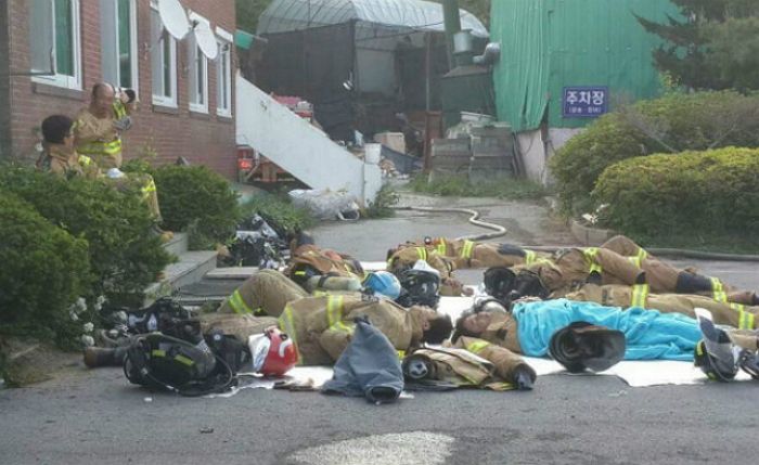 kwang82's tweet image. 밤 새워 화재 진압한 후
길바닥’에 쓰러져 잠든 소방관들.
이분들 어떻게 좀 해 줬으면... buff.ly/2rUFaFv