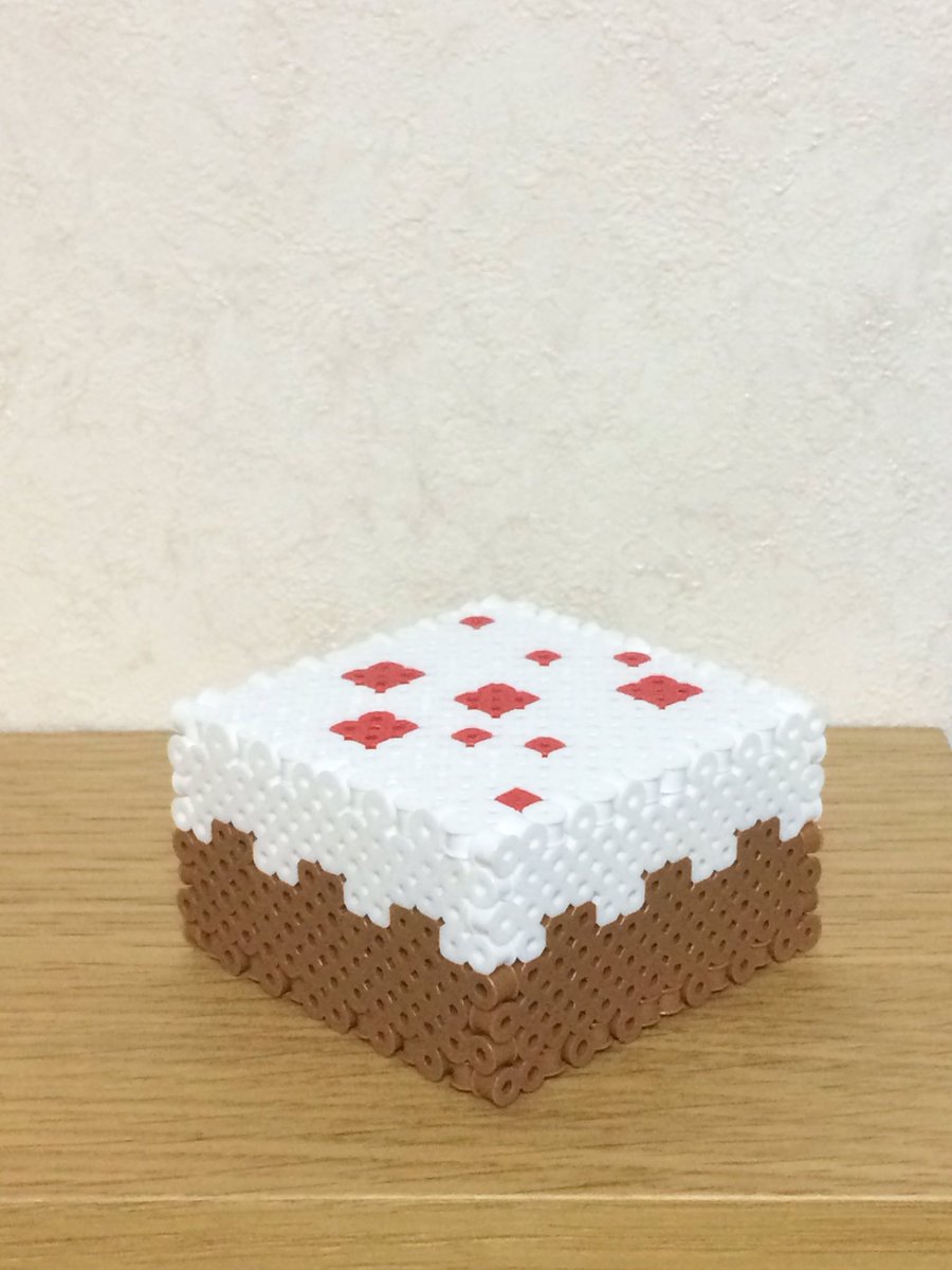 Sappoi さっぽい 立体アイロンビーズ 今日もマリカしながらアイロンビーズで作りました Minecraftのケーキとラピスラズリ鉱石です アイロンビーズ Minecraft パーラービーズ