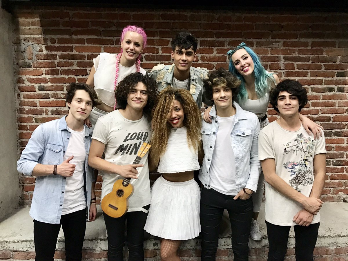 Gracias a los que vinisteis a nuestro primer concierto en México!! 

Y a @cd9 por cantar "Vuelves" 😍

Mañana firma de discos (5pm PzLoreto)!