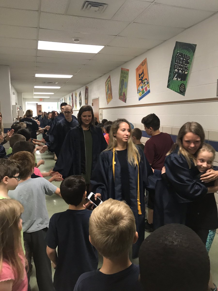 FLBulldogs's tweet image. Congratulations @ofhsbulldogs class of 2017!