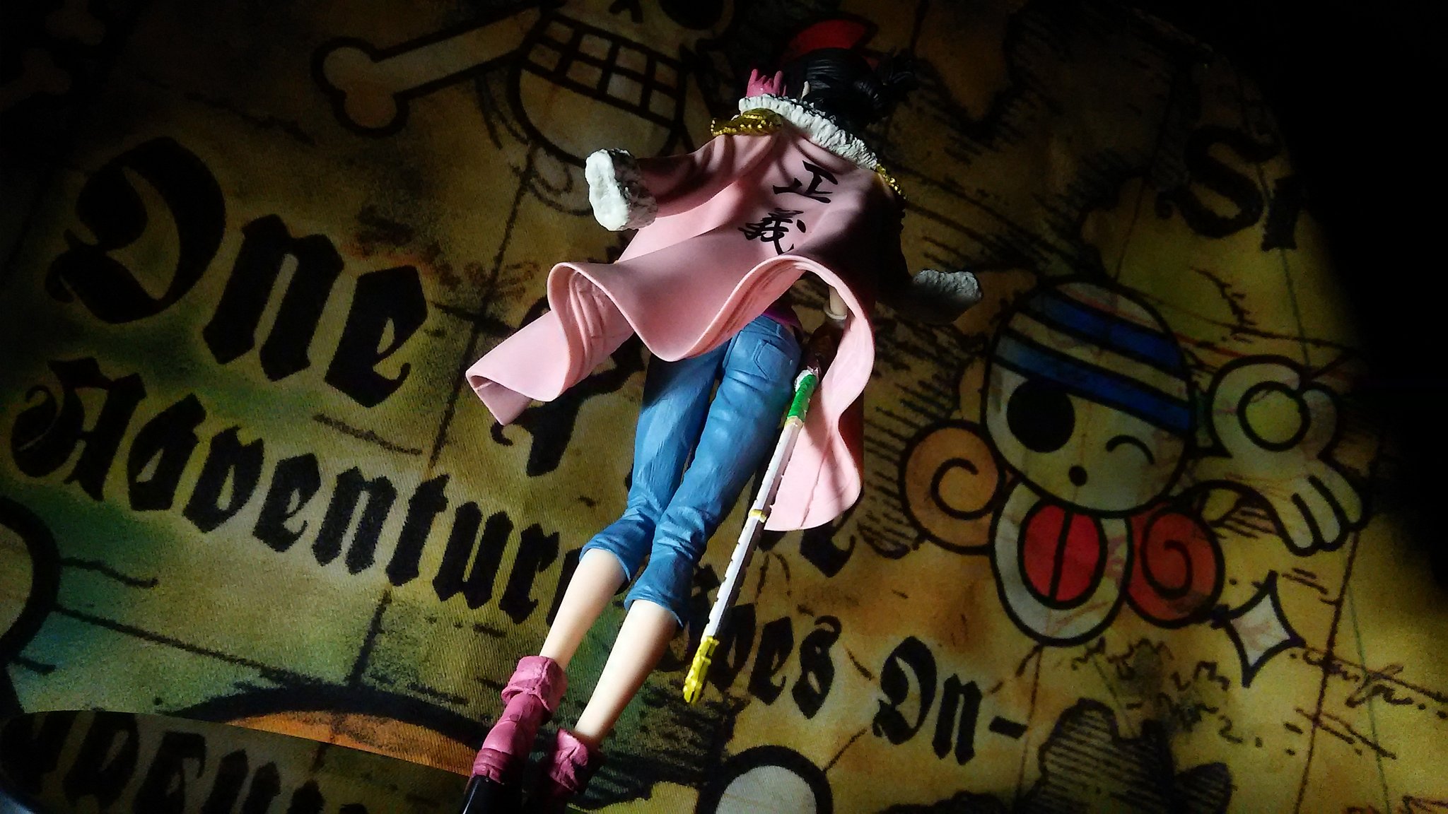 かっちゃんキャッチャー 造形王 Ko Nenさんによるたしぎ ワンピース女性キャラならではの美しいボディラインや 動きのある コートなどの全体的なバランスもキレイですが 衣服のシワ ジーンズやグローブなどの素材感といった細かな部分にも注目です
