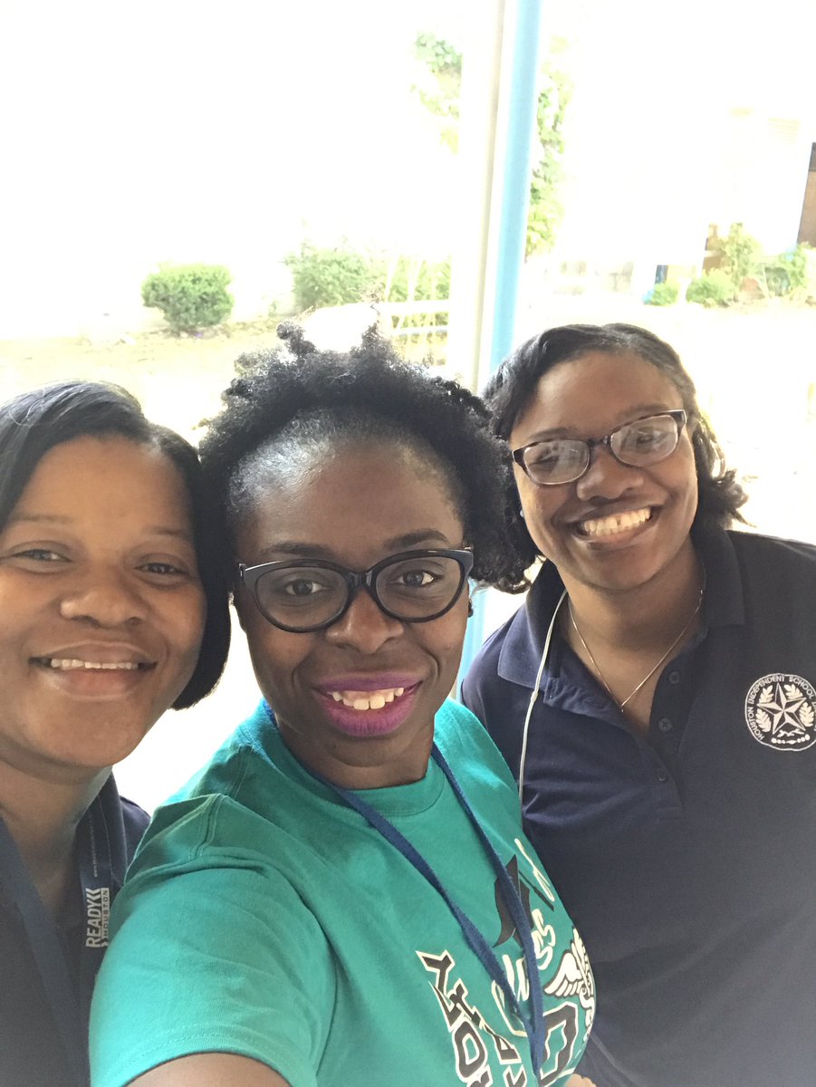 Leigha_Curry7's tweet photo. Now, this is teamwork.π―#HISDTextbooks came out to @Elrod_HISD to assist us. We are #TeamHisd. #bettertogether #HisdHeros @TeamHISD https://t.co/M0d57f22kO