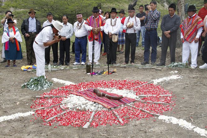 Inicia Transmisión de #BastónDeMandoEc con Pdtes. <a href="/Lenin/">Lenín Moreno</a>, <a href="/evoespueblo/">Evo Morales Ayma</a> y representantes de nacionalidades y pueblos originarios de Ecuador.