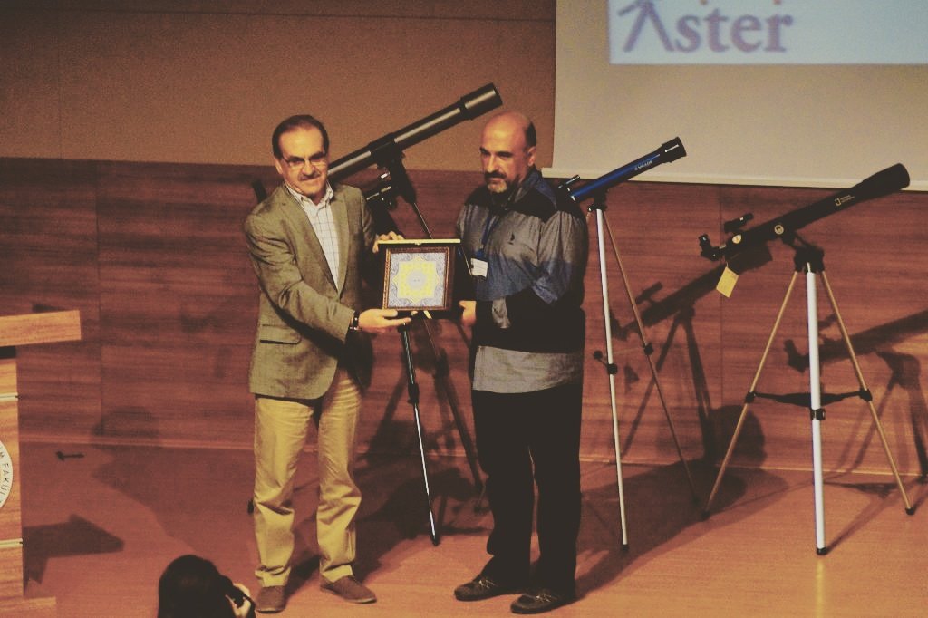 Değerli hocamız Cahit Yeşilyaprak bizi kırmayarak 2.5dakikadaNeBilim yarışması finaline geldi. Çok güzel bir kozmik söyleşi gerçekleştirdi.