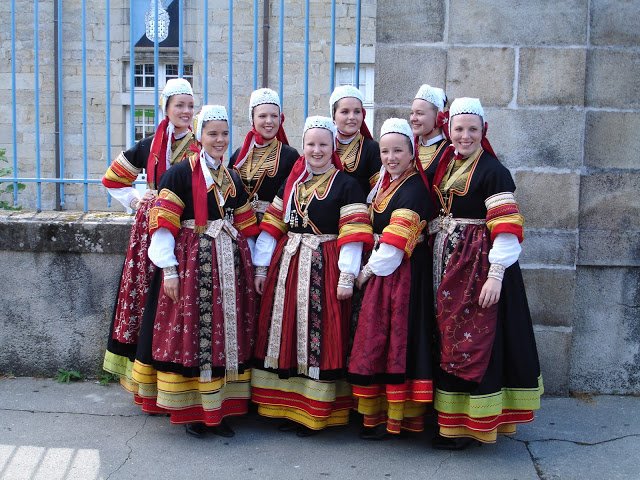 フランスの衣装とモード全集 北フランス、Brittany（ブルターニュ）地方の諸伝統衣装。ブルターニュ