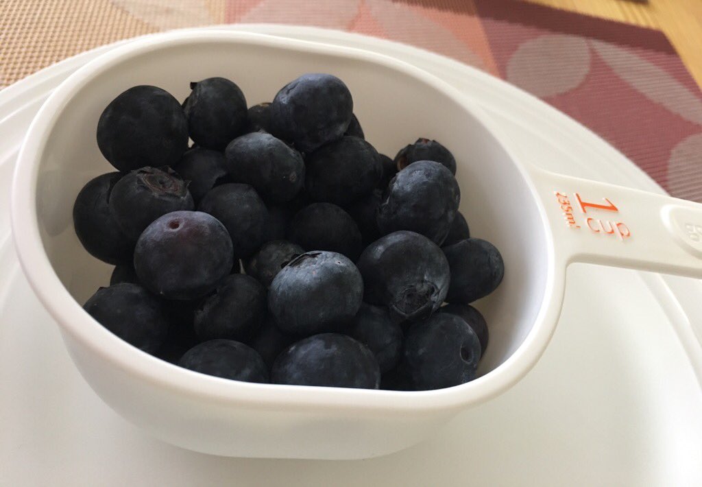 EazyDiabetes's tweet photo. Dear #Diabetes) #1carb of blueberries = 3/4 cup. #Blueberries help prevent heart disease!💖 https://t.co/fKXfXX56uZ