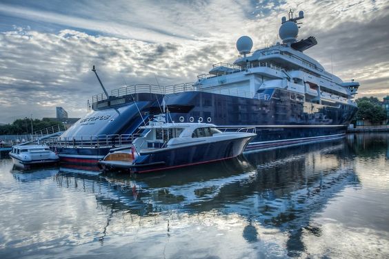 redsomcom's tweet photo. #126m-Mega-Yacht #Lürssen-And-HDW #Yachting #yachting https://t.co/d7gjIkkc5v The 126m Mega Yacht #OCTOPUS https://t.co/YUOSuBHiKT