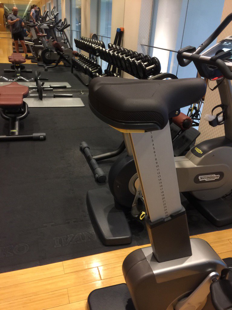 akhdds's tweet photo. The moment at the gym when you realize how short you are #morningworkout #commitment #wowmoment https://t.co/hd2sXMBhQj