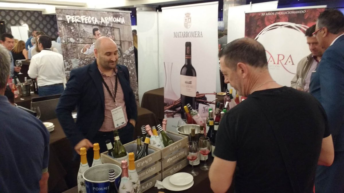 solwines's tweet photo. Más de 400 referencias de #vinos blancos, rosados y peculiares de 107 bodegas participan en #Málaga en #SolWines https://t.co/ZIyTDPhfD0 https://t.co/0n8C5TUfb2