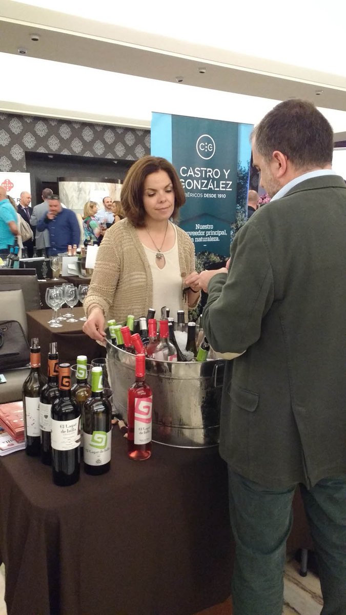 solwines's tweet photo. Más de 400 referencias de #vinos blancos, rosados y peculiares de 107 bodegas participan en #Málaga en #SolWines https://t.co/ZIyTDPhfD0 https://t.co/0n8C5TUfb2
