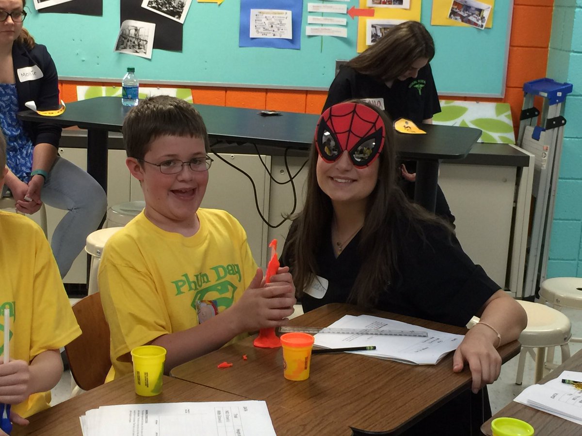 SueSpeirs_RT's tweet photo. Build a leg with and without a straw and learn the importance of the structure given by the skeletal system PhUn Day @GPNHS @APSPhysiology https://t.co/SVQhipLFhR