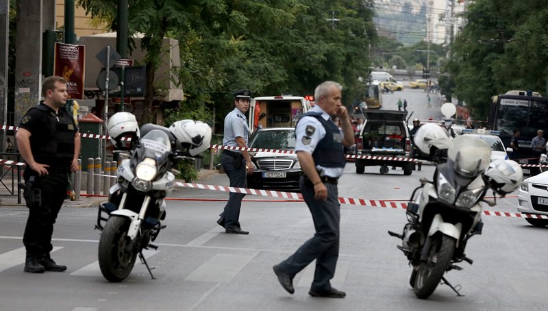 amna_newseng's tweet photo. Policemen surround car of former PM #Papademos who was injured in a blast inside his vehicle on Thursday, in Athens (ANA/Symela Pantzartzi) https://t.co/JbFVCeG63S