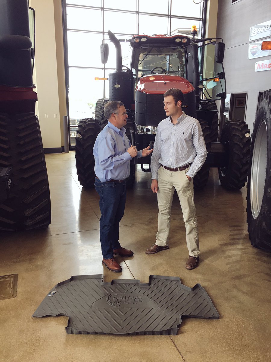 tractor_mat's tweet photo. Thank you @LiveWorkGrowCIA for your hospitality. We hope you and your customers enjoy our mats! @TheChadColby @MPSchmidtAG @acoers https://t.co/sxOwlFajnq