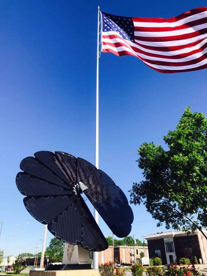 USSunSolar's tweet image. @smartflower_sol @CEOsunSolar @McClureForMayor @sbjnet @kytv @weatherchannel @OakStarBank OakStar Bank going solar in Springfield, MO