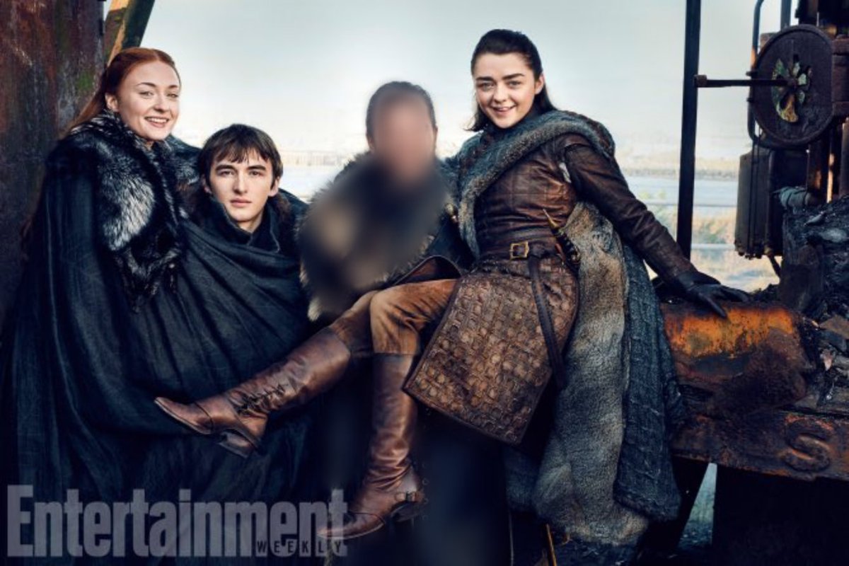 Sorry for the blur, my camera doesn't focus on the fake.