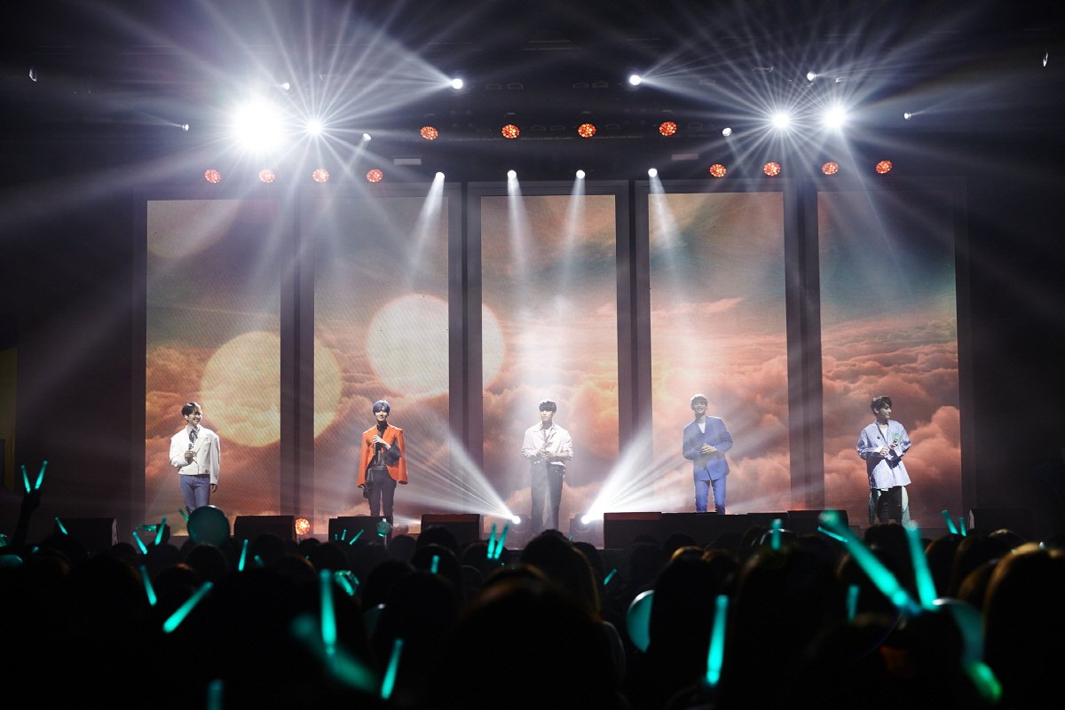 TSWMFanclub's tweet photo. Fotos tomadas el 21 de mayo con el brillante #SHINee 💎 #9aniversario #SHINeeDay #SHINe9DAY #9파티 #굿파티 #525
Cr.SHINee Vyrl
#9YearsWithSHINee https://t.co/1NRrUi6kqX
