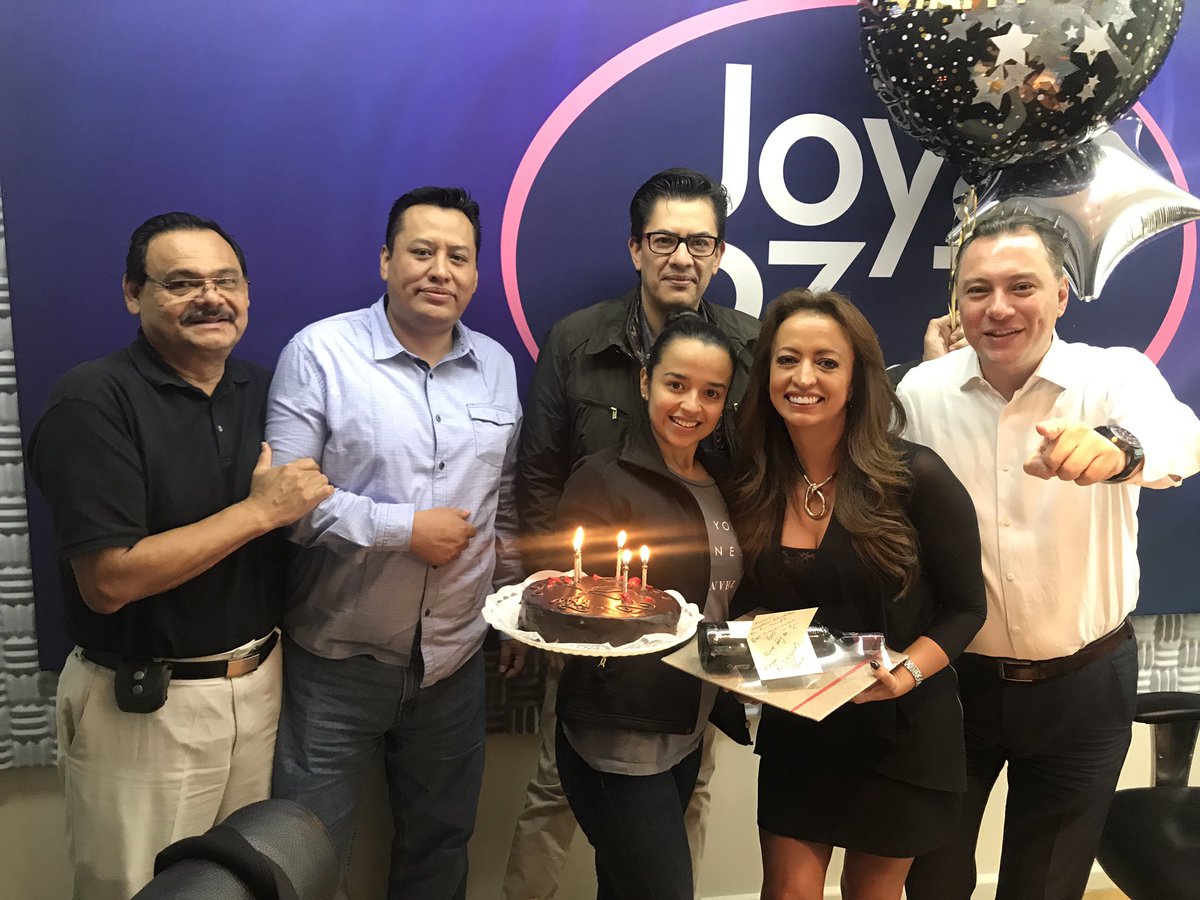 MAPYCRUZ's tweet photo. Gracias @marianoosorio1 que bonita sorpresa y a tu equipo que son todos unos berracos @Joya937FM mi primer pastel, globos, mañanitas. 😘😘 https://t.co/ydXsTNLCoS