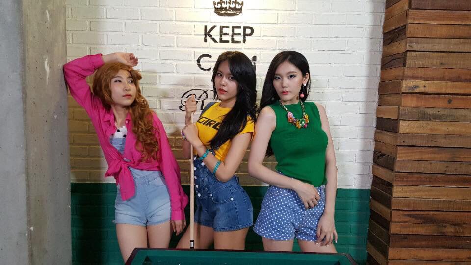 cutedongpics's tweet photo. the way she's standing why does she hate me so much https://t.co/xJYsC7Nps2