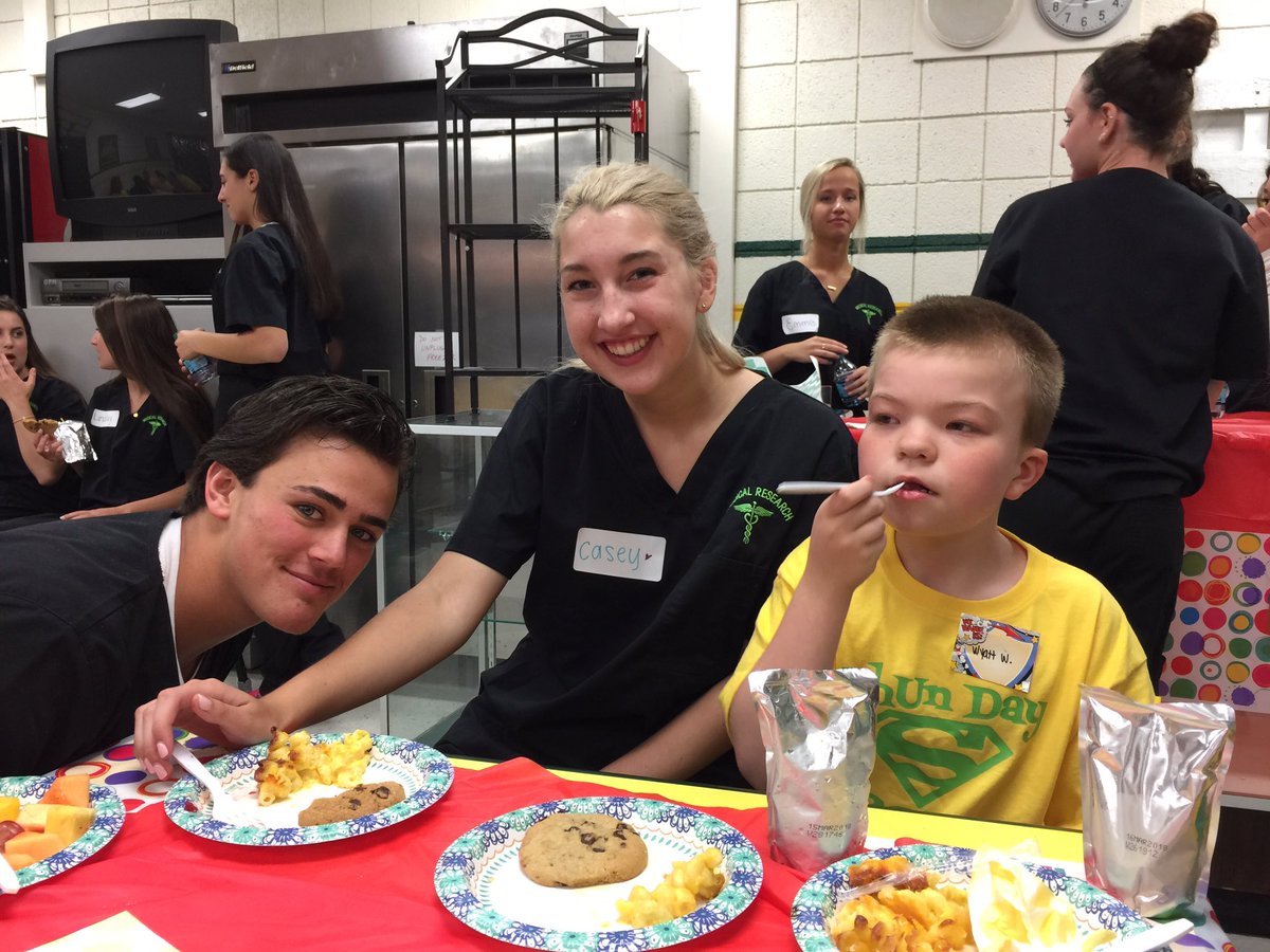 SueSpeirs_RT's tweet photo. Building relationships @GPNHS during PhUn Day 2017 over delicious Mac&amp;Cheese @GPN_PC https://t.co/SM60tLbzsD