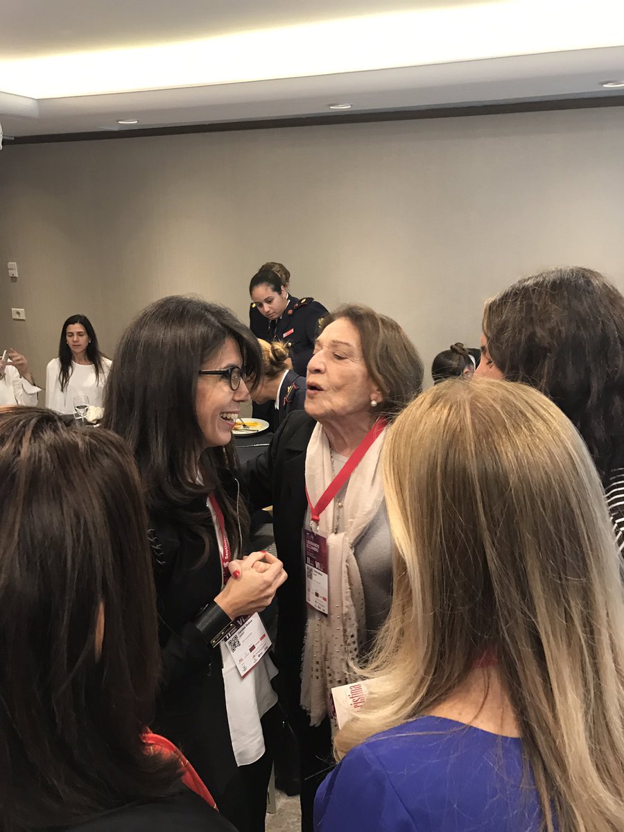 Elyn_lopez's tweet photo. @omeu_uy @CaroBellora con Cristina Moran quien nos desafía a atrapar al Dios Kairós. #CongresoEmpresariasUy https://t.co/TuD1l3DMRt