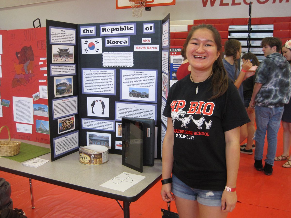 EdgewaterYBK's tweet photo. Here are some pictures of our #eagles at the #culturalfair. Don't forget to send in some of your own pictures for a shoutout! #ehsyearbook https://t.co/cJ1sk6oXpr