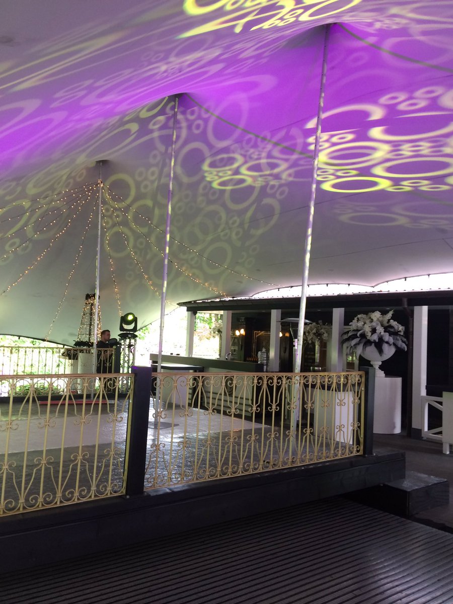Een brug bouwen over het zwembad, lekker met 40 man laten springen op een super feestje in ede #greatgatsby #tentvision