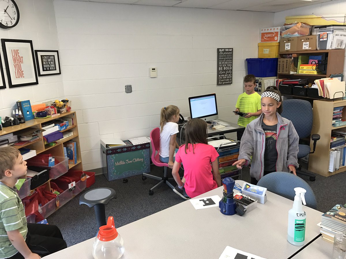 7Firestone's tweet photo. More sessions on how tech can help you as a reader! So proud of these students and their leadership!  #Read-In  @AltonDarby #ADEreads https://t.co/eaJUnrkaVS