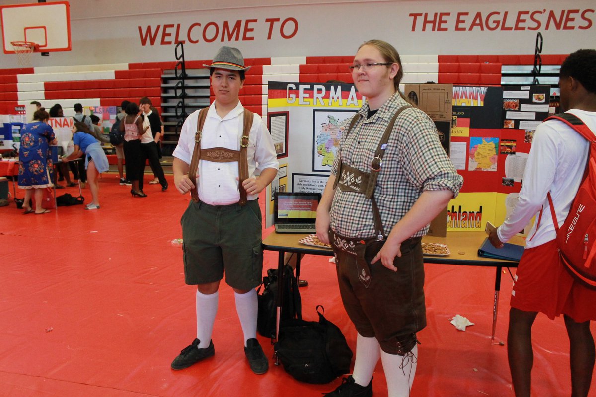 EdgewaterYBK's tweet photo. Once again thanks guys for doing an amazing #culturalfair! Stay tuned for more pictures in the future. #ehsyearbook #ehs2017 https://t.co/fVBUvfmPCe