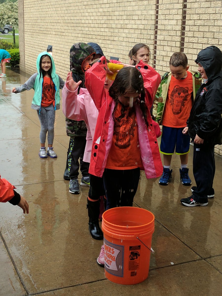 MrsAlbrecht1's tweet photo. Field day fun! No rain out here. Loving the wet games. #firstgraderocks @GurneyPE https://t.co/3D6jd8Tjpf