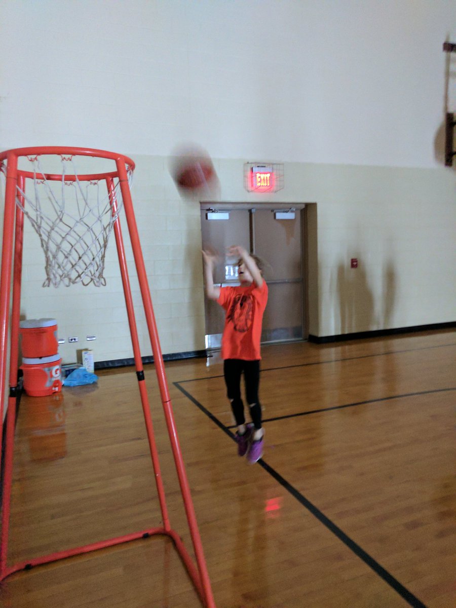 MrsAlbrecht1's tweet photo. Field day fun! No rain out here. Loving the wet games. #firstgraderocks @GurneyPE https://t.co/3D6jd8Tjpf
